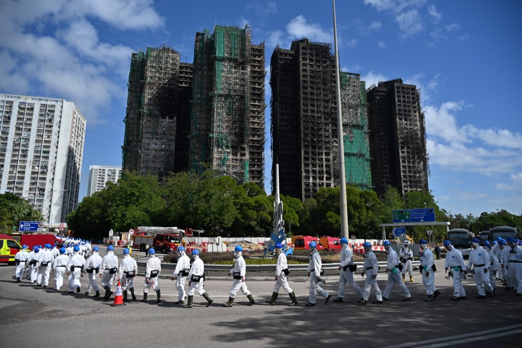 警方動員約600名DVIU人員,到宏福苑宏仁閣宏道閣兩座搜索遺骸。蘇正謙攝 警方動員約600名DVIU人員,到宏福苑宏仁閣宏道閣兩座搜索遺骸。蘇正謙攝