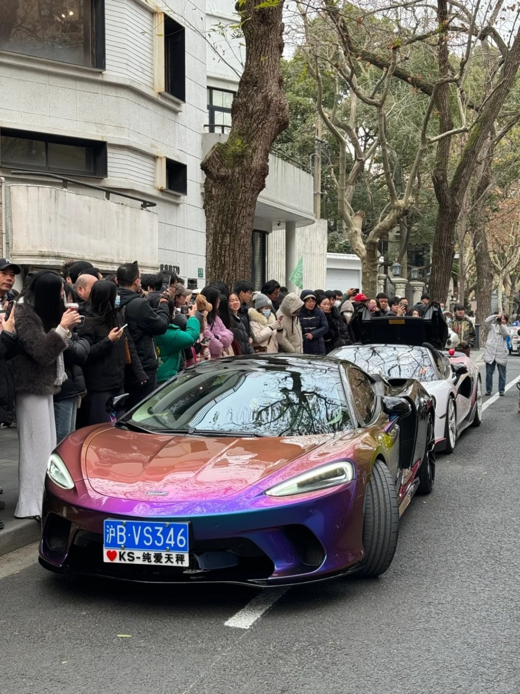 上海武康路近日出現江浙滬豪車團，招來炫富質疑。