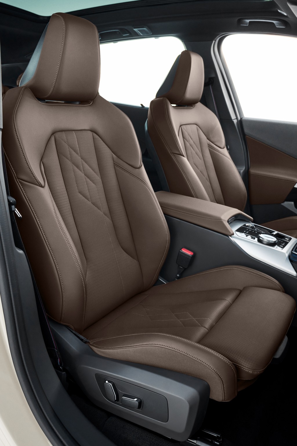 新一代宝马BMW X3 SUV登场，重新剪裁座椅提供更舒适驾乘体验。