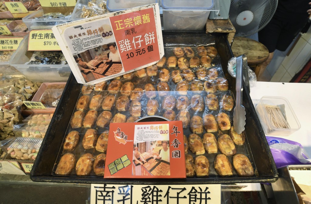 近年她應學校邀請教小朋友做餅,參與的幼稚園與小學比例約六比四。 近年她應學校邀請教小朋友做餅,參與的幼稚園與小學比例約六比四。