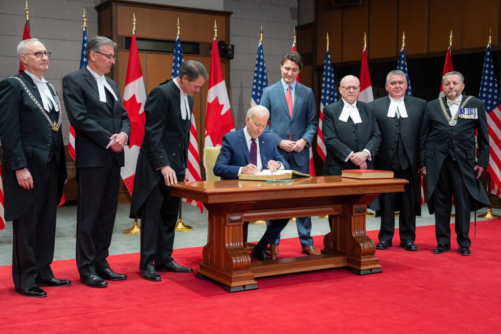 拜登在加拿大國會訪客冊簽名留念。 白宮Twitter