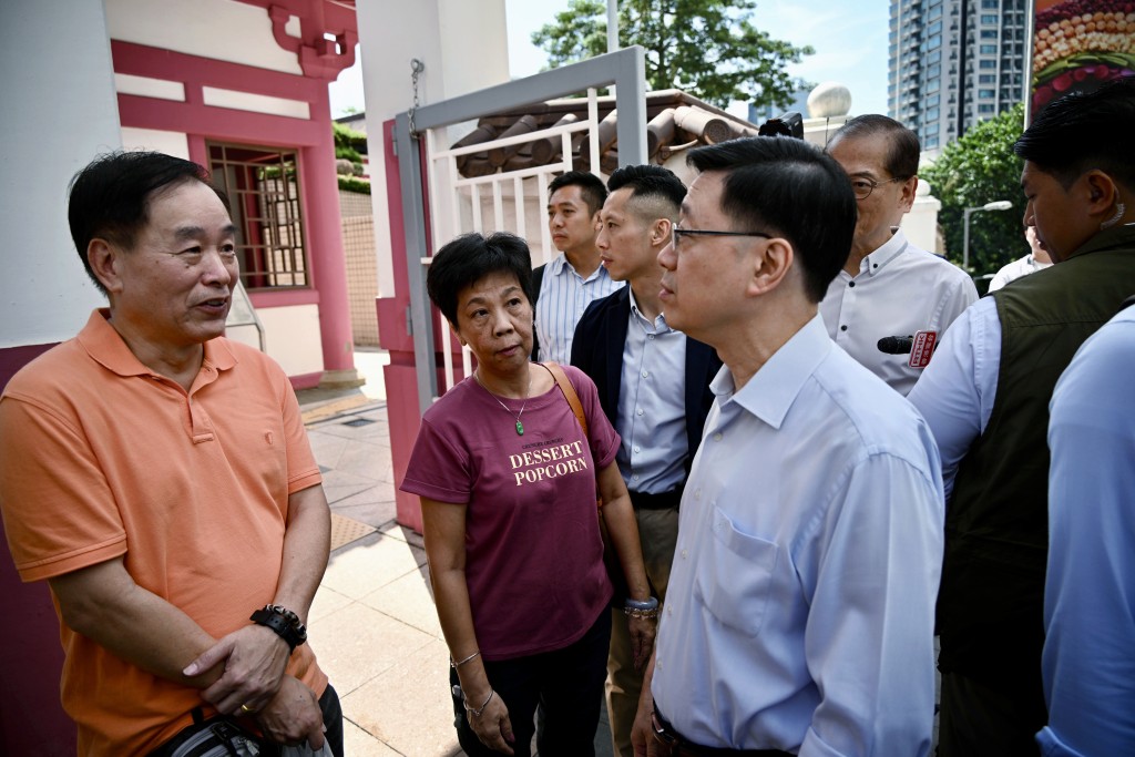 有街坊反映區內衞生問題，李家超回應指：「邊度有垃圾話畀我哋聽，即刻清咗佢。」。蘇正謙攝