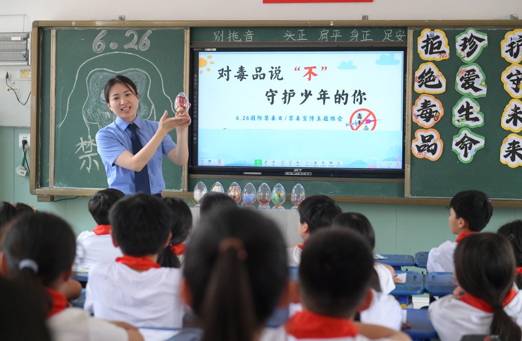 內地執法機構不時在校內進行禁毒宣傳。新華社