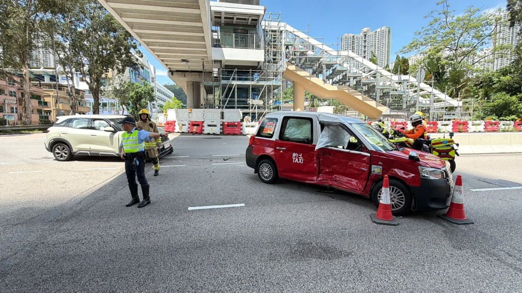 的士右車身損毀嚴重。 的士右車身損毀嚴重。