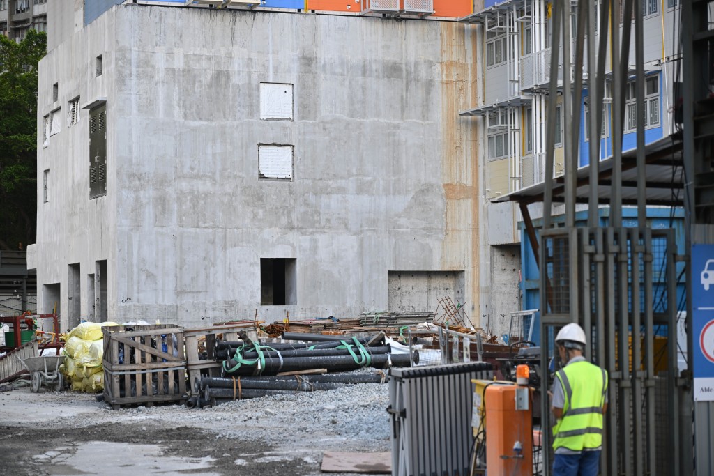 建築署已責成承建商由11月初開始進行補救工作，包括挪開及重裝涉事模組，及承擔補救措施而產生的所有相關費用，預計明年1月至3月間完成。資料圖片