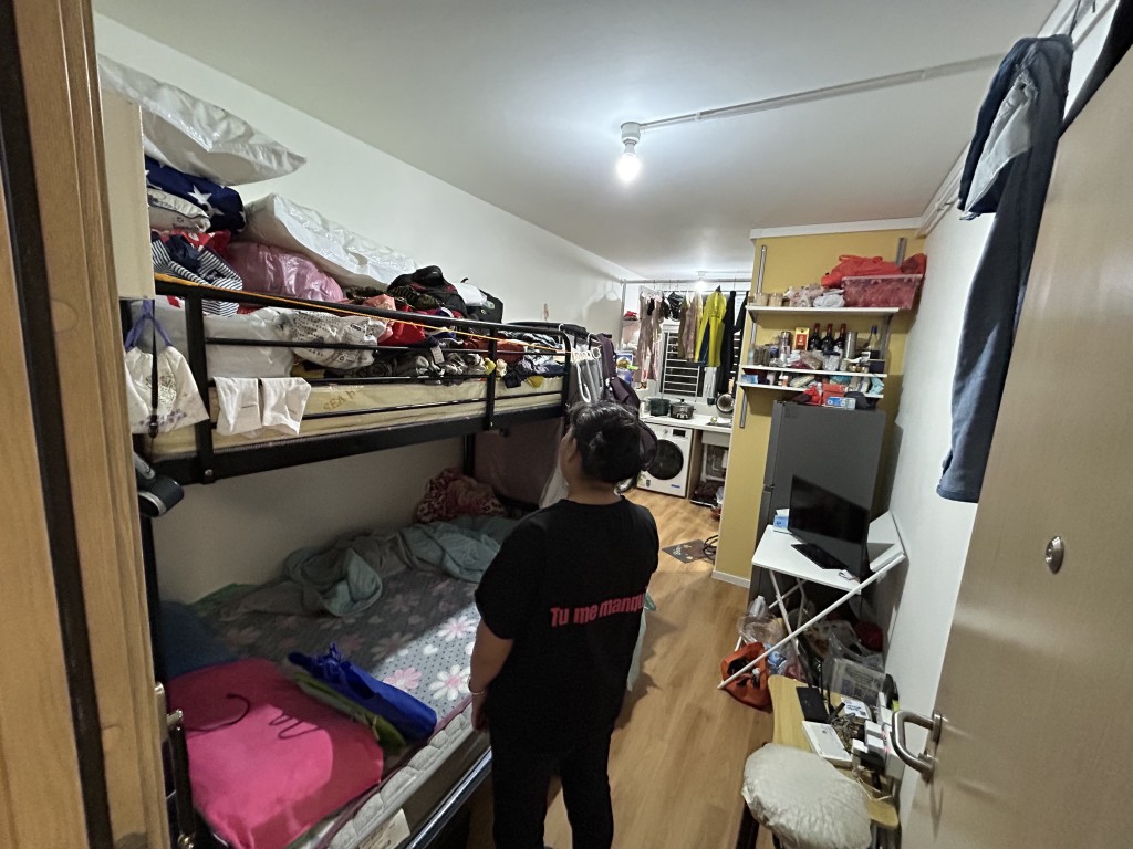 冼翁兩個月前與太太搬到彩興路簡約公屋一個200多呎的單位。曾志恒攝 冼翁兩個月前與太太搬到彩興路簡約公屋一個200多呎的單位。曾志恒攝