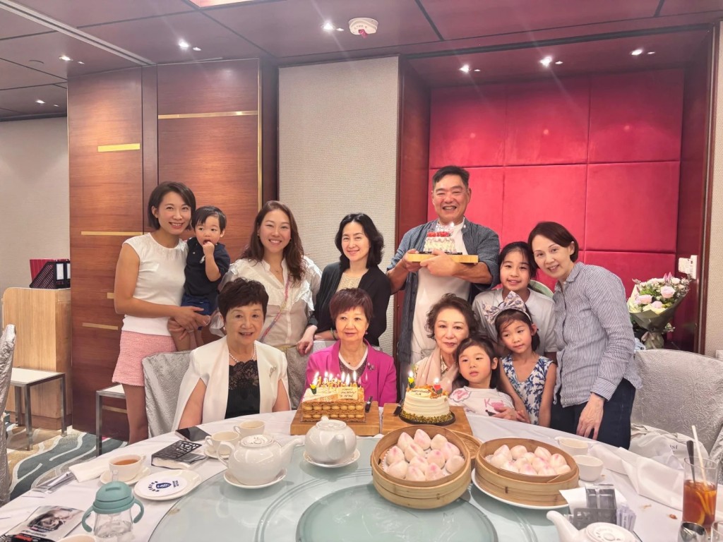 曾昭怡晒出四代同堂慶祝的照片。 曾昭怡晒出四代同堂慶祝的照片。