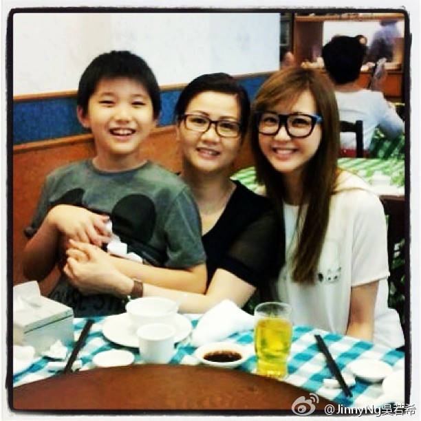 吴若希与妈咪及弟弟感情好好。