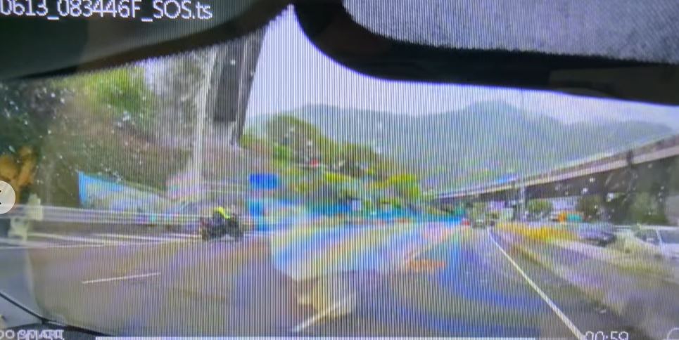 綿羊仔電單車在左一線行駛。轉載fb車cam L（香港群組）