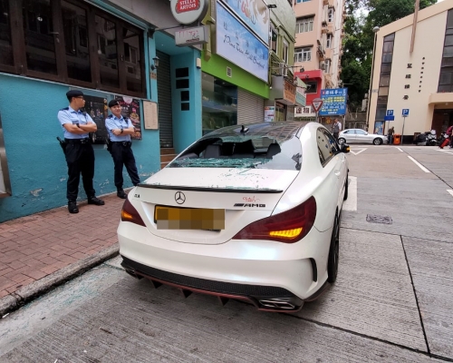 平治房車車尾擋風玻璃應聲碎裂，碎片散落一地。