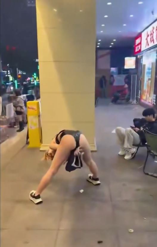 性感女在长沙闹市当众为男子口交，被警员强行带走。Ｘ