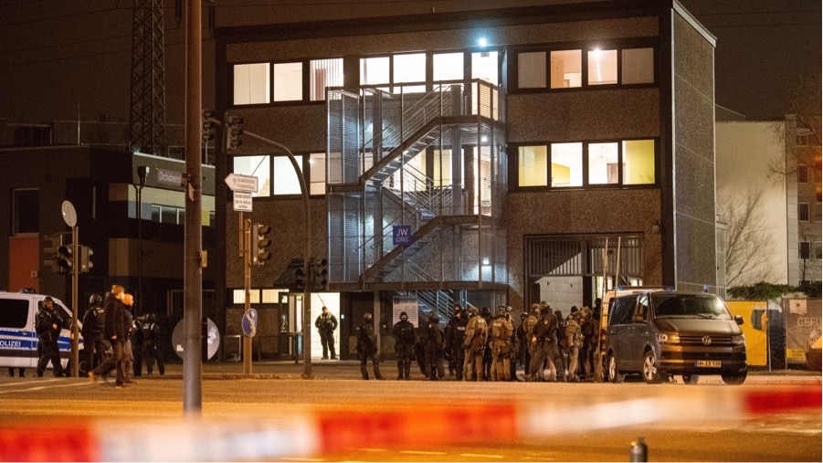 槍擊案現場是耶和華見證人王國聚會所（Hamburg Jehovah's Witness hall），樓高3層。 美聯社