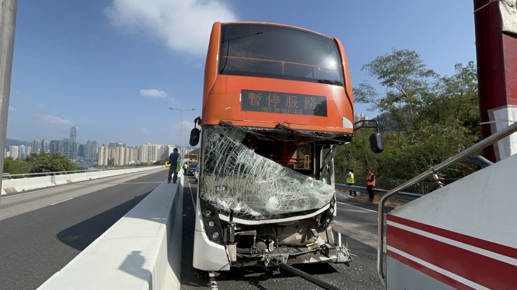 龍運巴士車頭損毀嚴重，擋風玻璃幾整塊脫落。楊偉亨攝