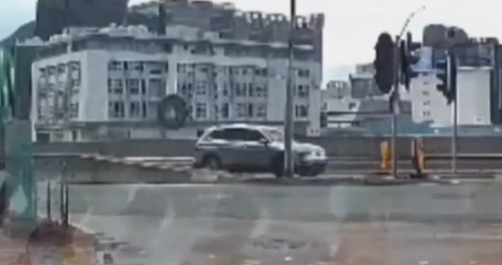 車胎直接撞向私家車擋風玻璃及車頂,之後再跌在地上。網上片段截圖 車胎直接撞向私家車擋風玻璃及車頂,之後再跌在地上。網上片段截圖