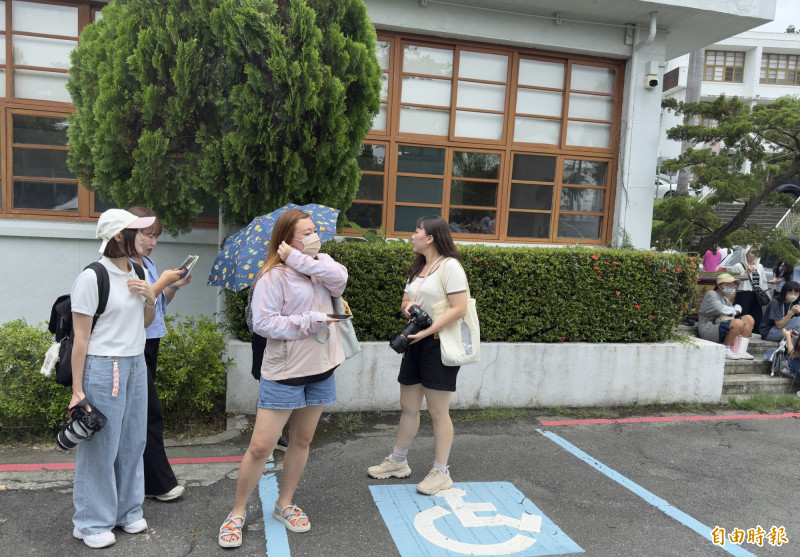 粉絲門外等候。(自由時報) 粉絲門外等候。(自由時報)
