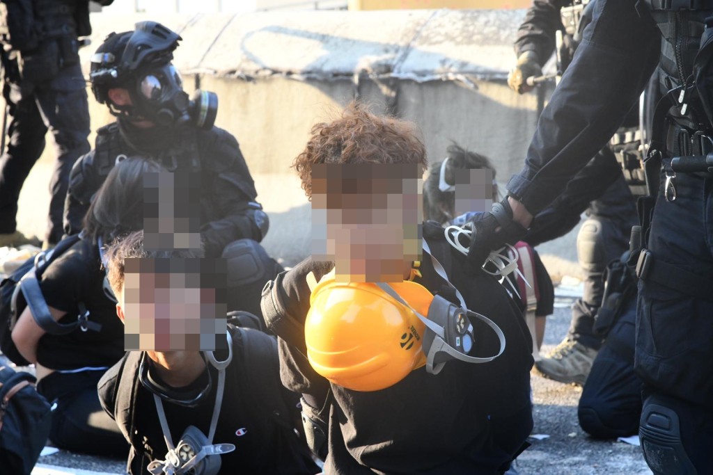 警方制服多人。
