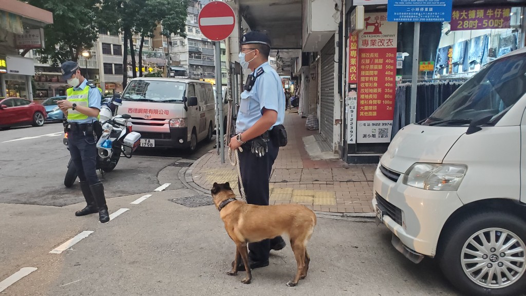 警方派出警犬到場震攝涉案各人氣焰。(徐裕民攝)