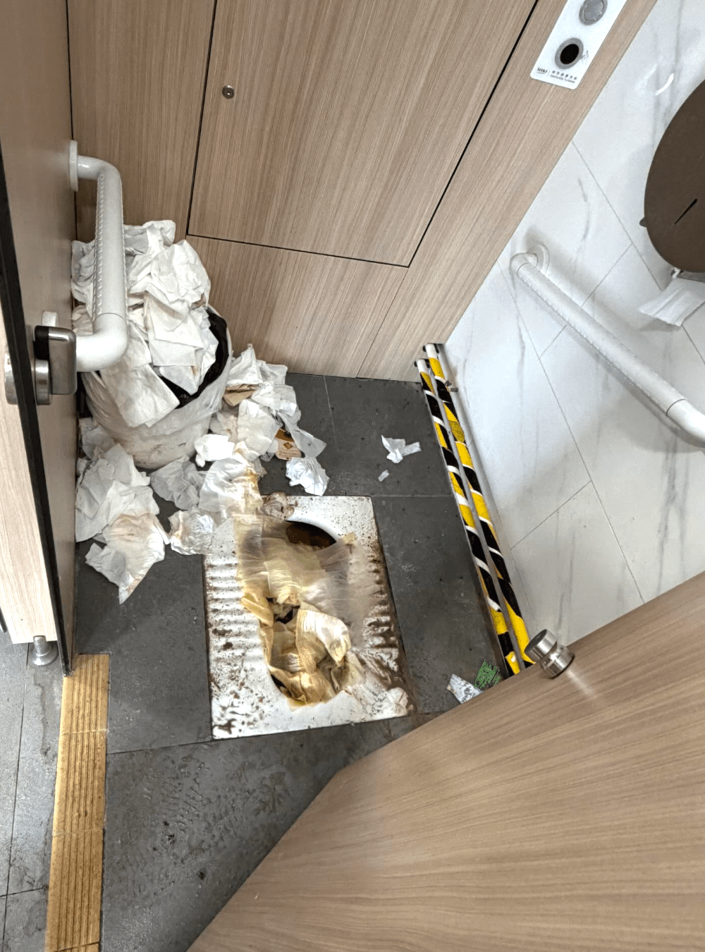 廁所骯髒至極。Threads@charlie_chfan