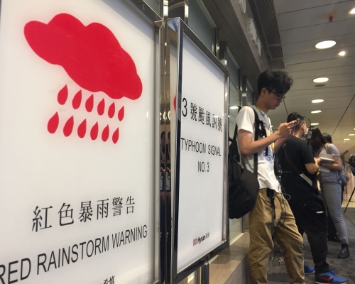天文台發出今年首個紅雨警告。