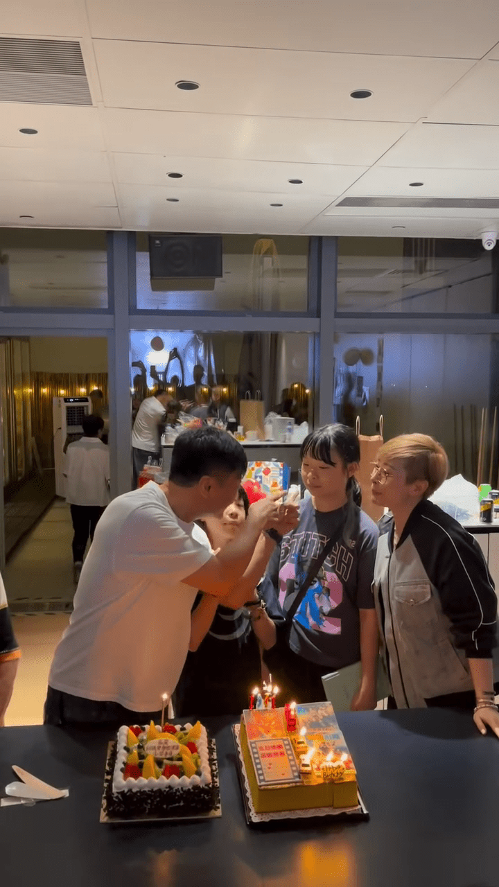 壽星仔錢嘉樂邀請大女一起吹蠟燭。