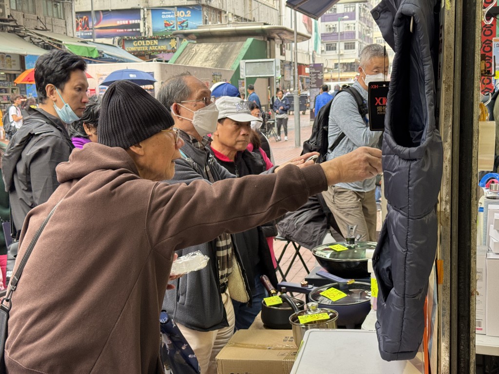 店門外時常有特價品吸引不少路人，尤其長者。陳俊豪攝