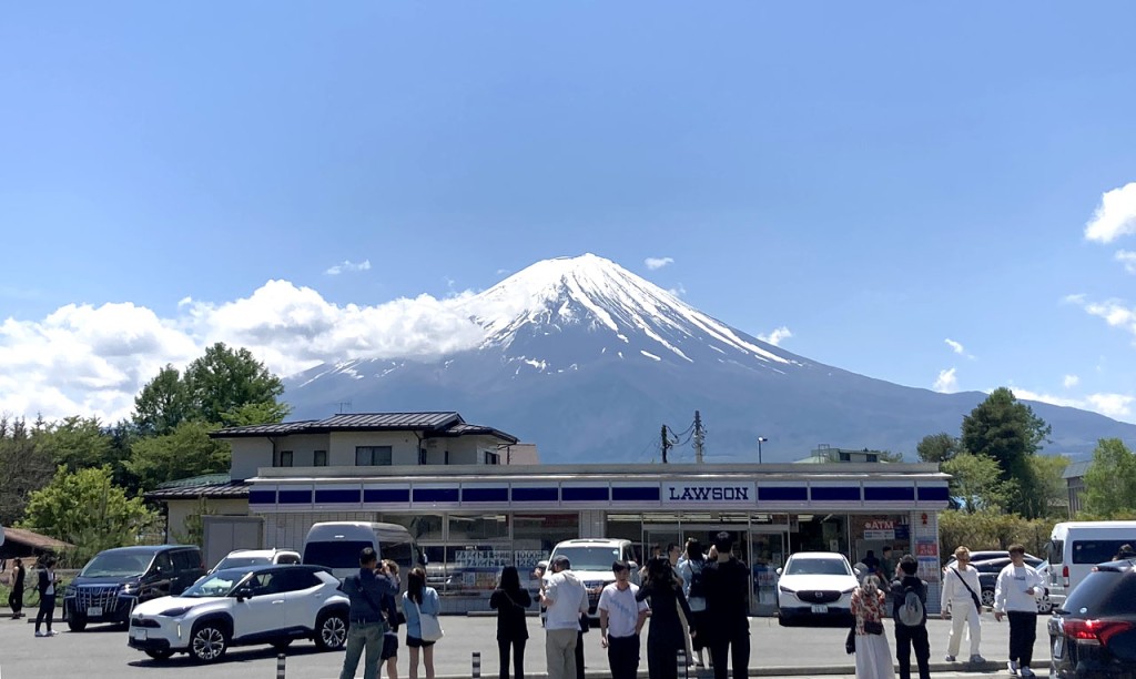 富士山腳下的LAWSON便利店成為熱門拍照景點，吸引大批外國遊客湧往當地「打卡」。河口湖.net