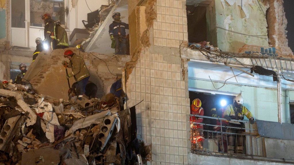 俄罗斯深夜狂轰乌克兰西部，有住宅大楼遭击毁。路透社