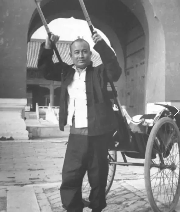 網傳晏森當車伕時期的照片。 網傳晏森當車伕時期的照片。