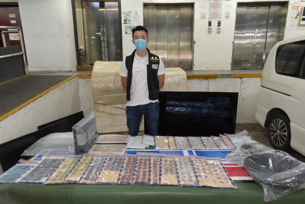 觀塘警區反三合會行動組主管高級督察劉思齊交代案情。黃文威攝
