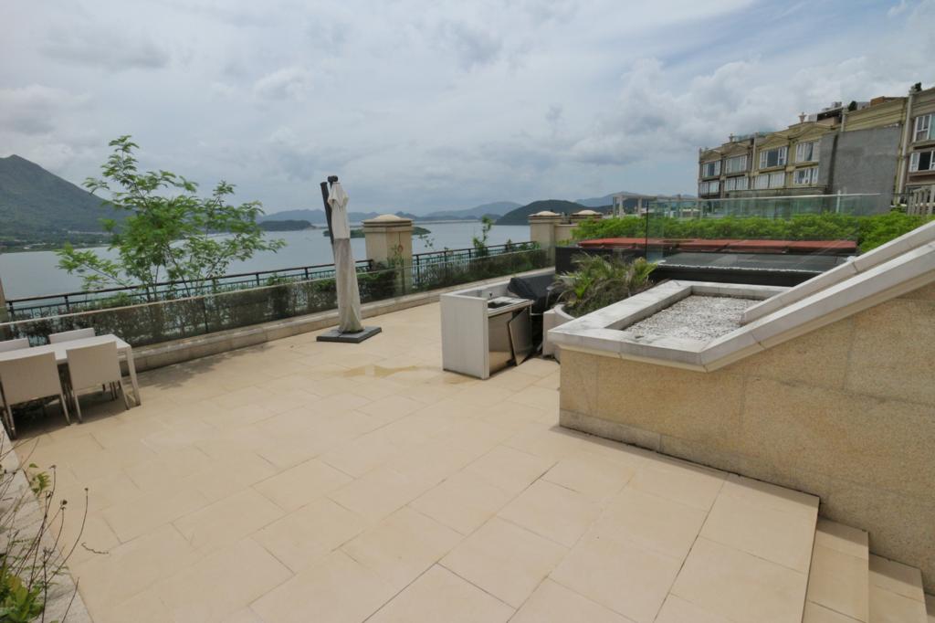 洋房附設天台，閒時可欣賞開揚景致。