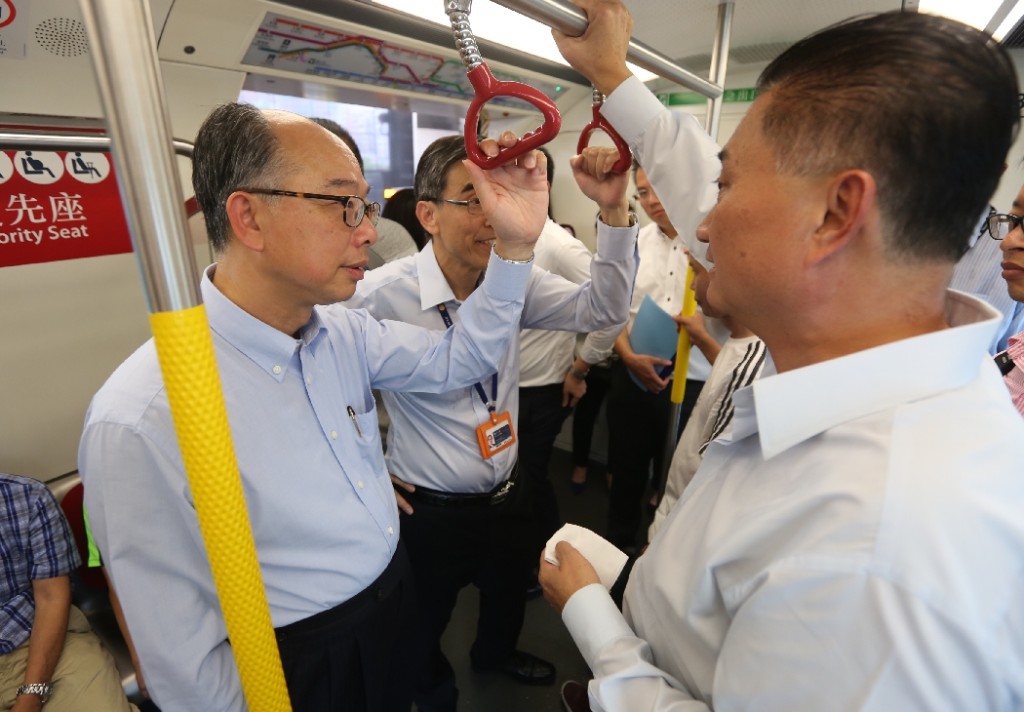 陳帆與陳振彬(右一)及劉天成(左二)一同乘坐港鐵。