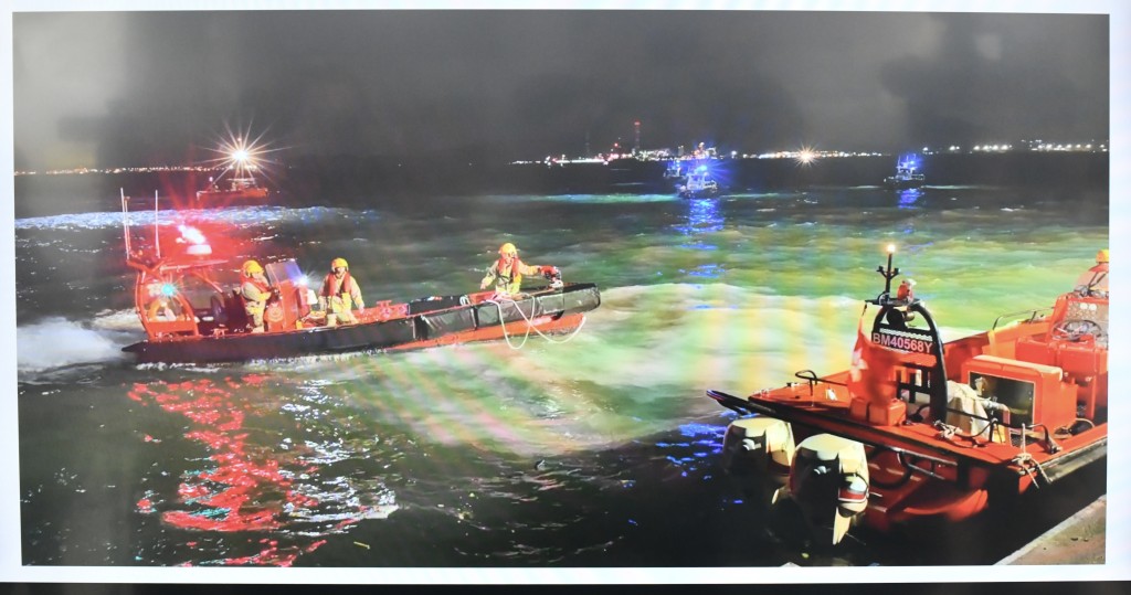 同時消防展開水上及水底拯救,約40分鐘後確定墮海巡邏車位置。 同時消防展開水上及水底拯救,約40分鐘後確定墮海巡邏車位置。