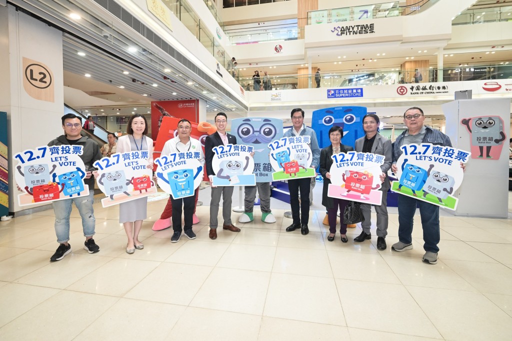 黃偉綸聯同梁乘龍參觀選舉互動展覽。黃偉綸FB 黃偉綸聯同梁乘龍參觀選舉互動展覽。黃偉綸FB