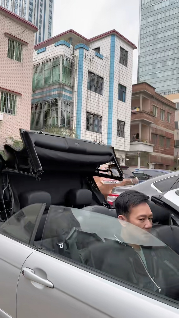 张兆辉近日在抖音上载的影片，见到他驾百万开篷宝马。