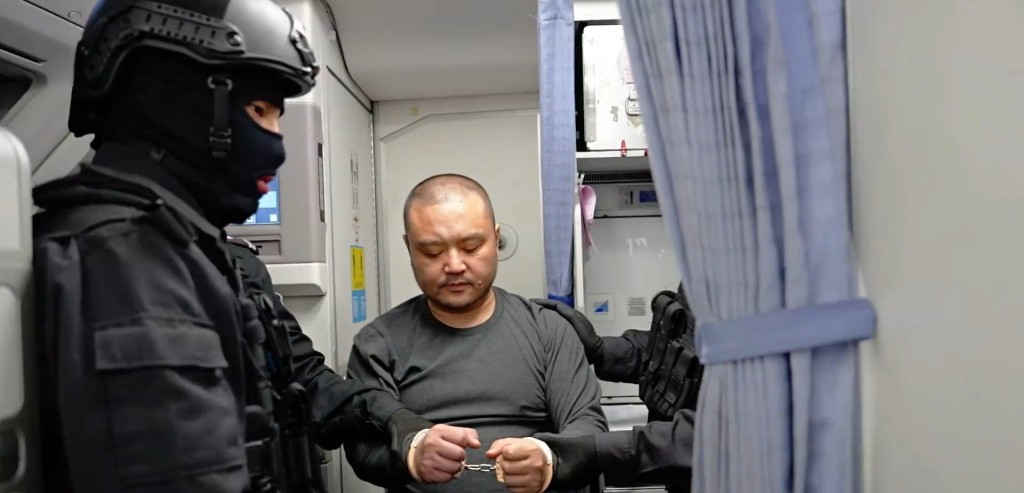 陈志犯罪集团骨干成员李雄被押解回国。《人民日报》 陈志犯罪集团骨干成员李雄被押解回国。《人民日报》