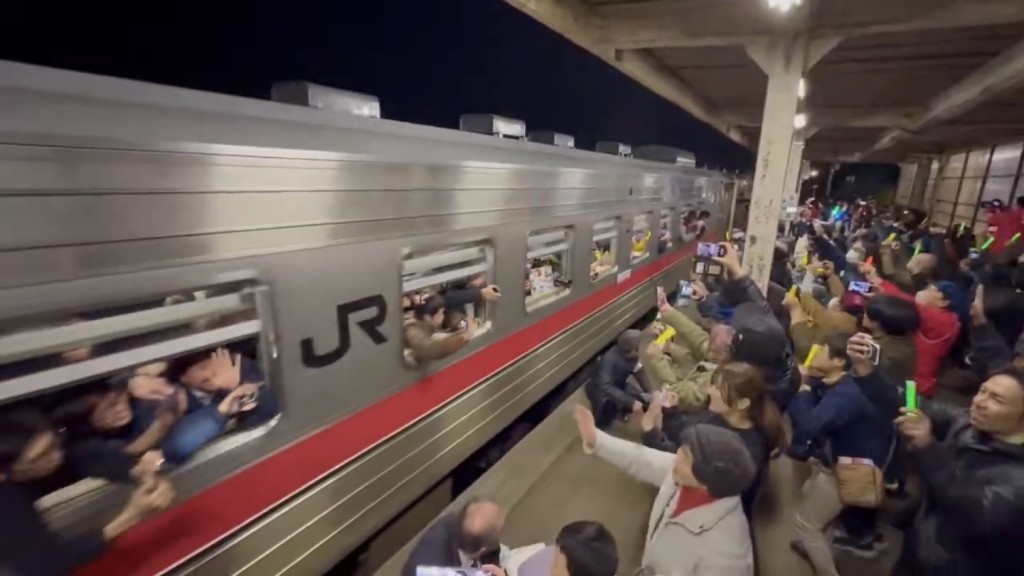 JR留萌井線｜月台上的人與列車上的人互相揮手道別。 X@Asuka_Shiromaru