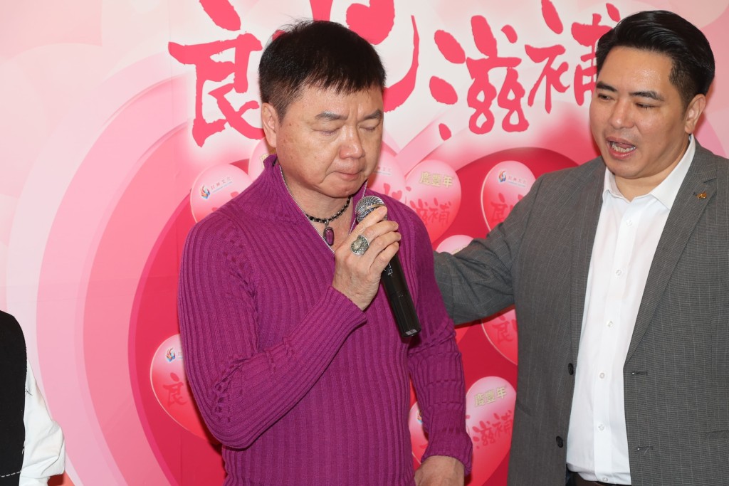 對於太太的病況,艾威坦言自己多早有件事做錯了:「其實擔心係無建設性,咁多年破壞咗我哋之間關係,要付出好大代價先領略到。」 對於太太的病況,艾威坦言自己多早有件事做錯了:「其實擔心係無建設性,咁多年破壞咗我哋之間關係,要付出好大代價先領略到。」