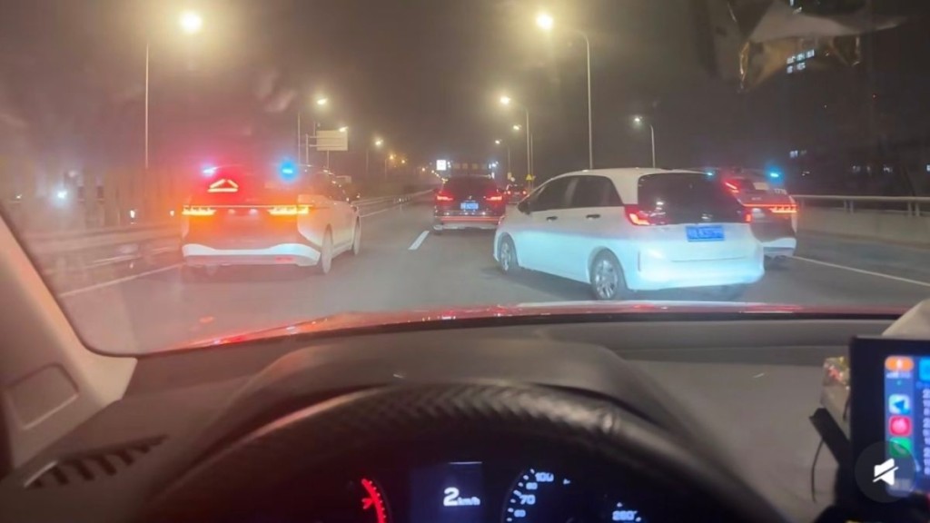 周二（3月31日）晚，武漢多輛蘿蔔快跑車輛突然停車。