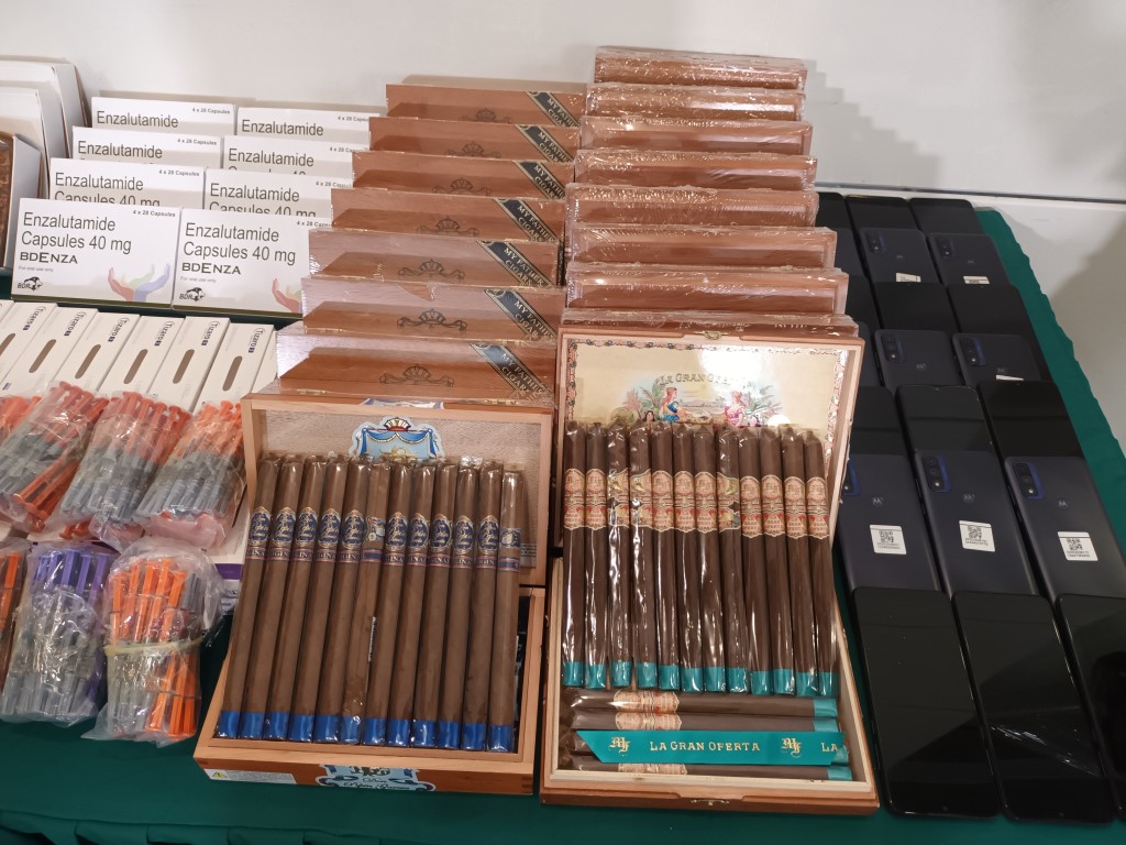 海關在內河船上檢獲雪茄等煙草製品、懷疑受管制魚翅、藥劑製品、電話等,市值逾1300萬元。 海關在內河船上檢獲雪茄等煙草製品、懷疑受管制魚翅、藥劑製品、電話等,市值逾1300萬元。