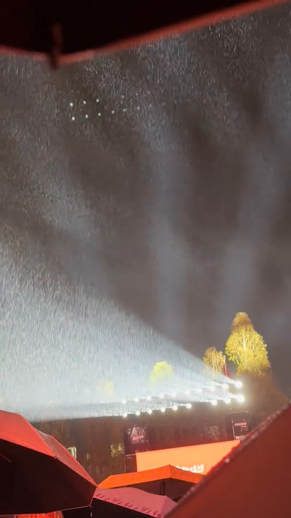 當時下著滂沱大雨。 當時下著滂沱大雨。