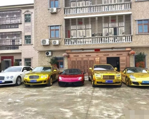 5部豪華房車及跑車停泊在豪宅外。 網圖