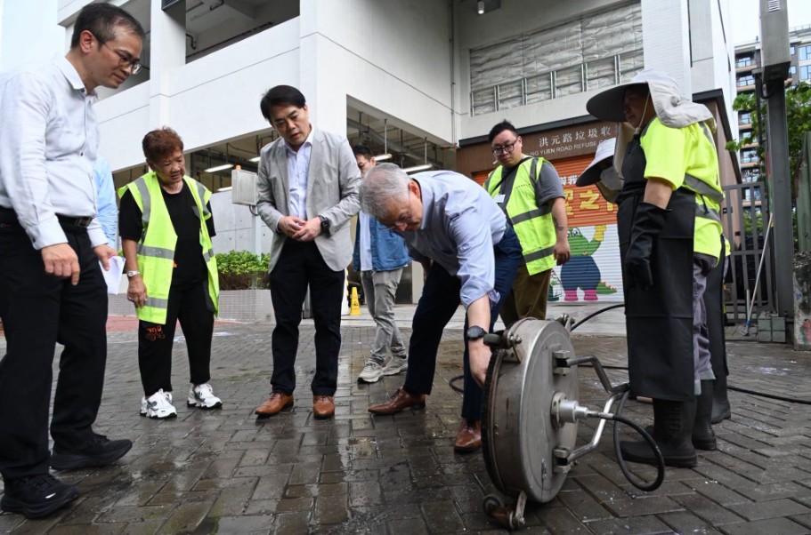 袁旭健觀看小型洗街車隊以「高速清洗盤」的示範操作。食環署fb 袁旭健觀看小型洗街車隊以「高速清洗盤」的示範操作。食環署fb