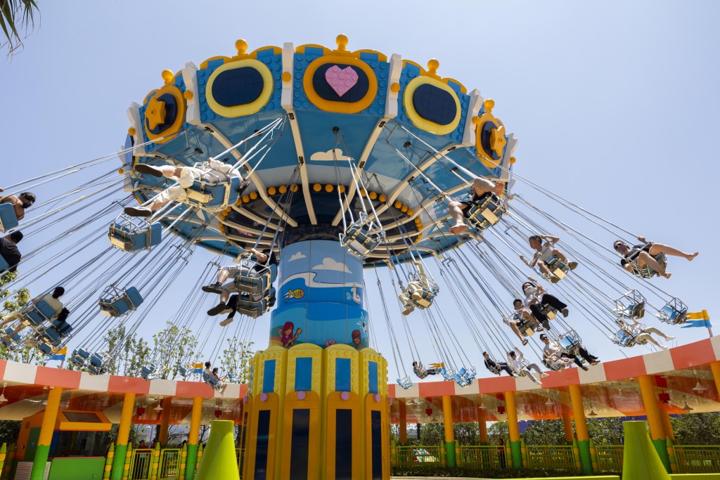 中國首座LEGOLAND昨日在上海「熱爆」開園。新華社