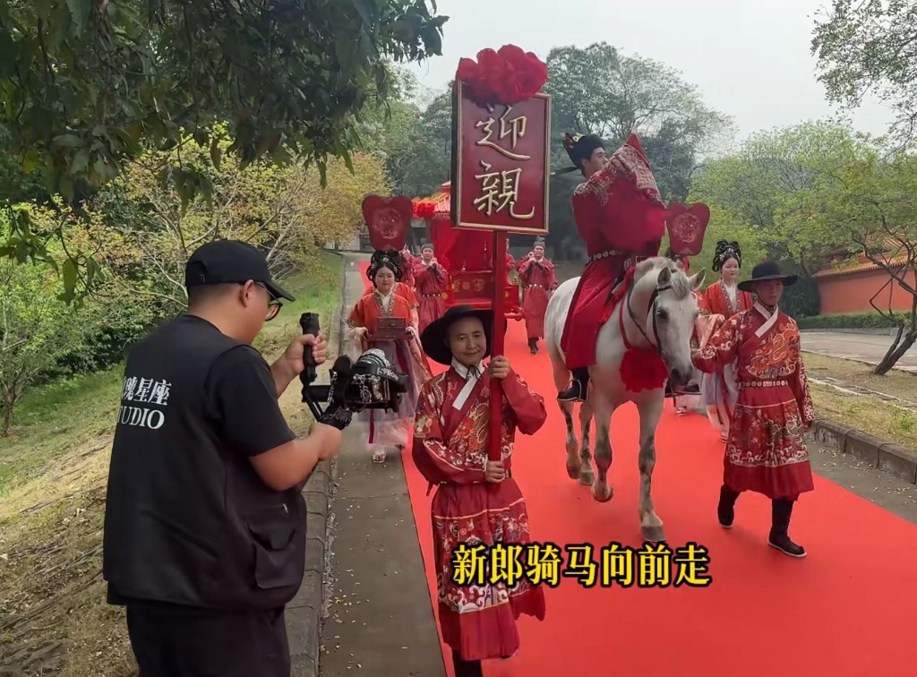 中式仿古婚禮微電影興起，成就新人最美回憶。抖音＠胖達胖達