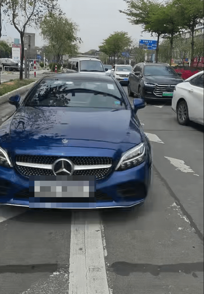 平治其後踩油衝向比亞迪司機。fb：港車北上自駕遊同樂會