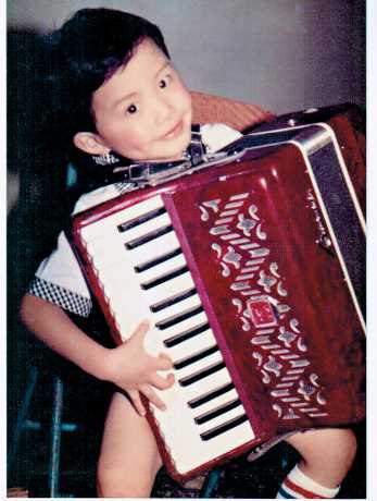 李雲迪4歲時在重慶市少年宮參加手風琴班，翌年通過五級考核，並參加四川省「宏聲杯」少兒手風琴比賽，獲取第一名。（東周刊圖片）