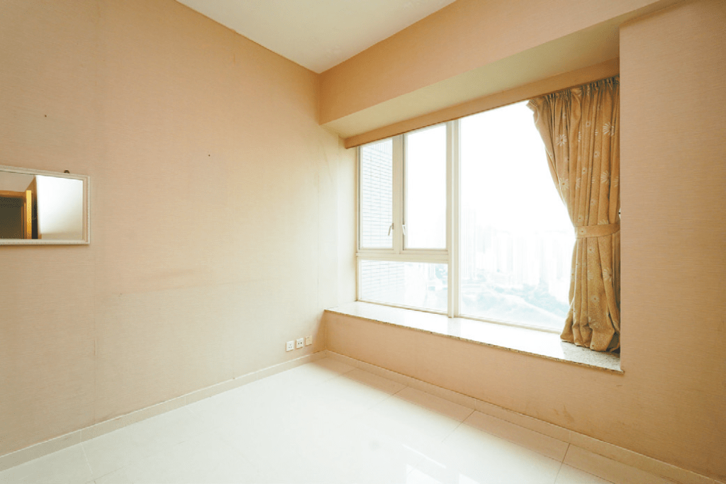 主人房空間寬敞，粉色牆身營造舒適睡眠空間。