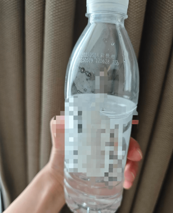 女子在西安連鎖酒店喝到鹹味瓶裝水。極目新聞 女子在西安連鎖酒店喝到鹹味瓶裝水。極目新聞