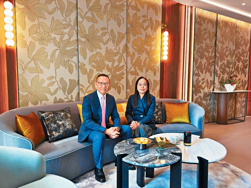 長實楊桂玲（右）表示，下周二（10日）起，將中層4房單位的招標意向價上調3%。左為郭子威。