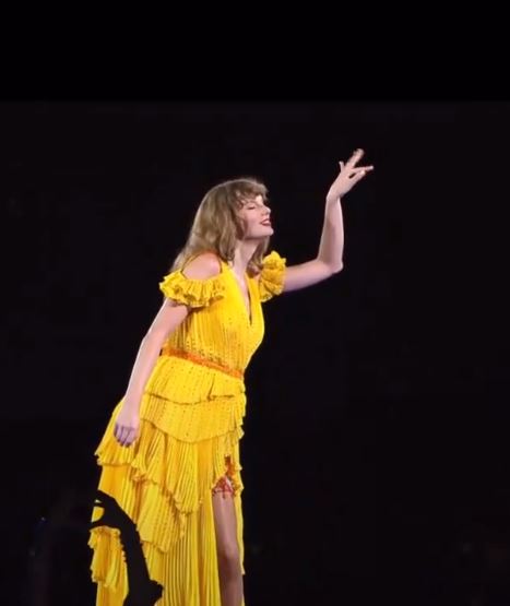 Taylor Swift新加坡6场演唱会昨晚开锣。社交平台X
